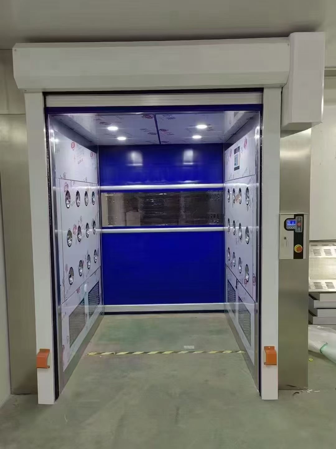风淋室通道 快速卷帘门开启状态