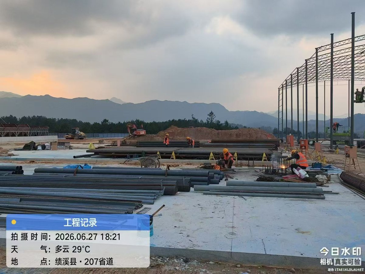 轻钢结构工程 钢管焊接 夕阳下的工地